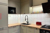 Большая угловая кухня с открытыми полками в стиле неоклассика №117 Большая угловая кухня с открытыми полками в стиле неоклассика №117
