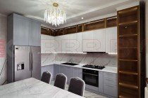 Комбинированная кухня со стеклом и рельефными фасадами из крашенного МДФ №77 Комбинированная кухня со стеклом и рельефными фасадами из крашенного МДФ №77
