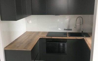 Современная кухня с матовыми фасадами в хрущевку
